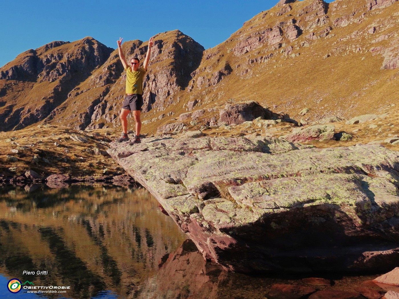 48 Bello specchiarsi dal roccione nel lago, ma con attenzione.JPG